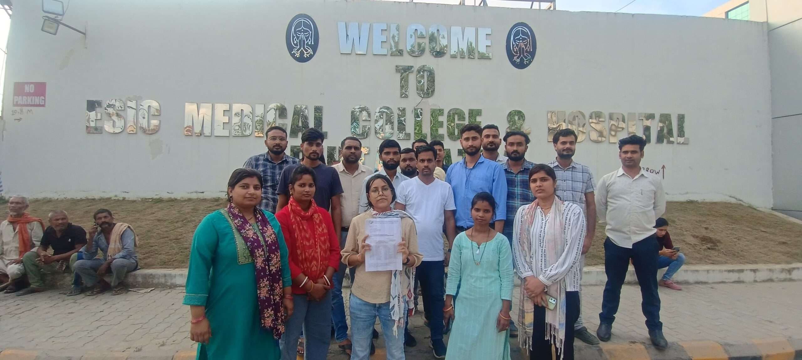 अस्पताल में सेवा समाप्त करने पर लैब टेक्नीशियनों का हंगामा