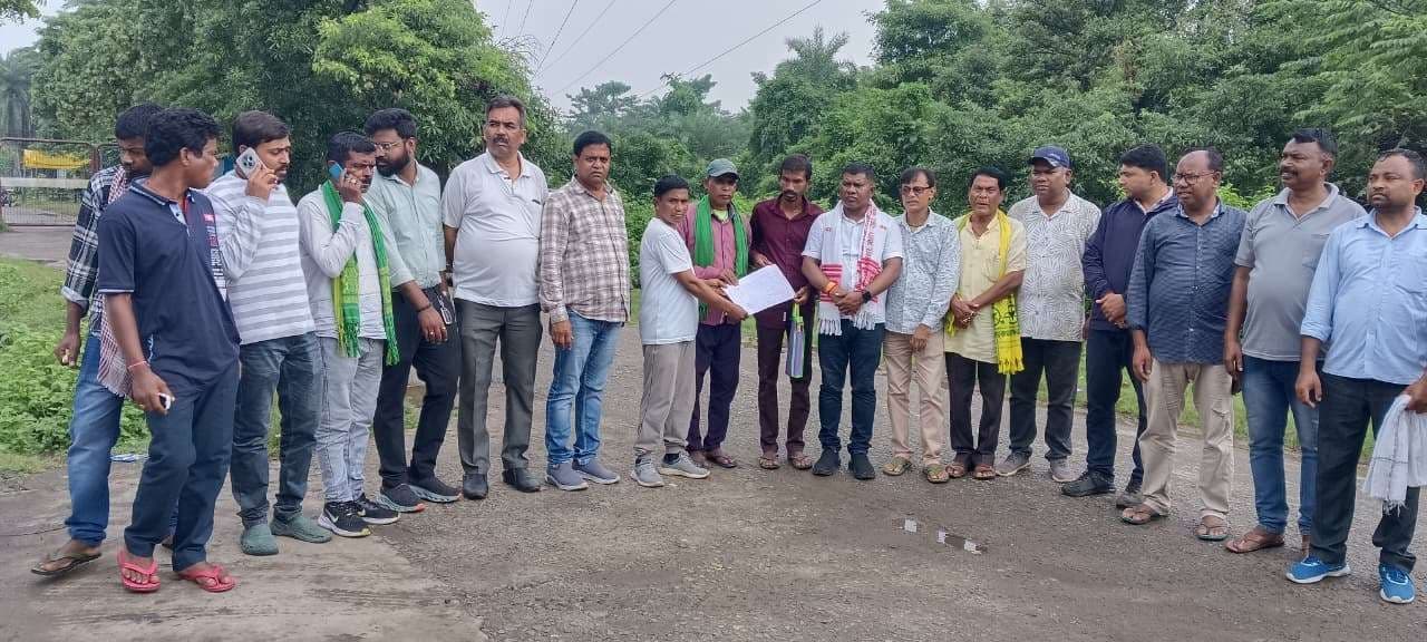 East Singhbhum News : सड़क निर्माण में लगी मशीन से खंभे व केबल टूटे, मजदूर की मौत