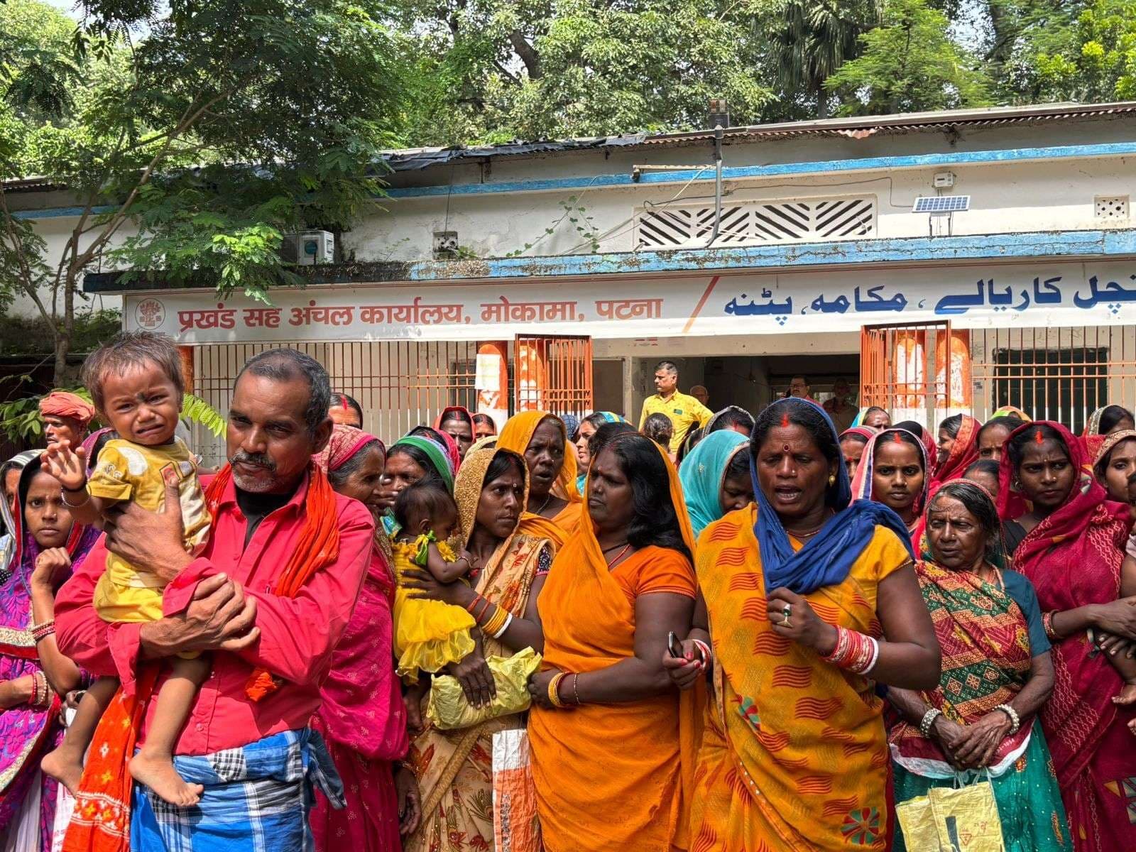 मुआवजे के लिए बाढ़ पीड़ितों ने प्रखंड कार्यालय घेरा