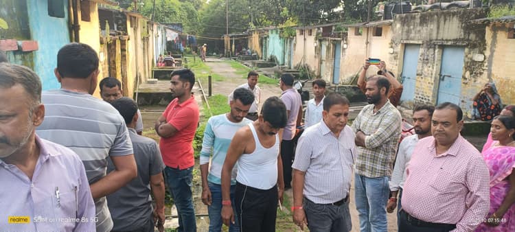 Dhanbad News : गोमो में साड़ी को फंदा बना फांसी से झूल गया रेलकर्मी