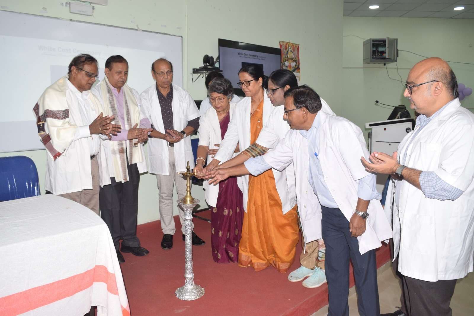 Dhanbad News: एसएनएमएमसीएच : एमबीबीएस के नये छात्रों के लिए व्हाइट कोट सेरेमनी