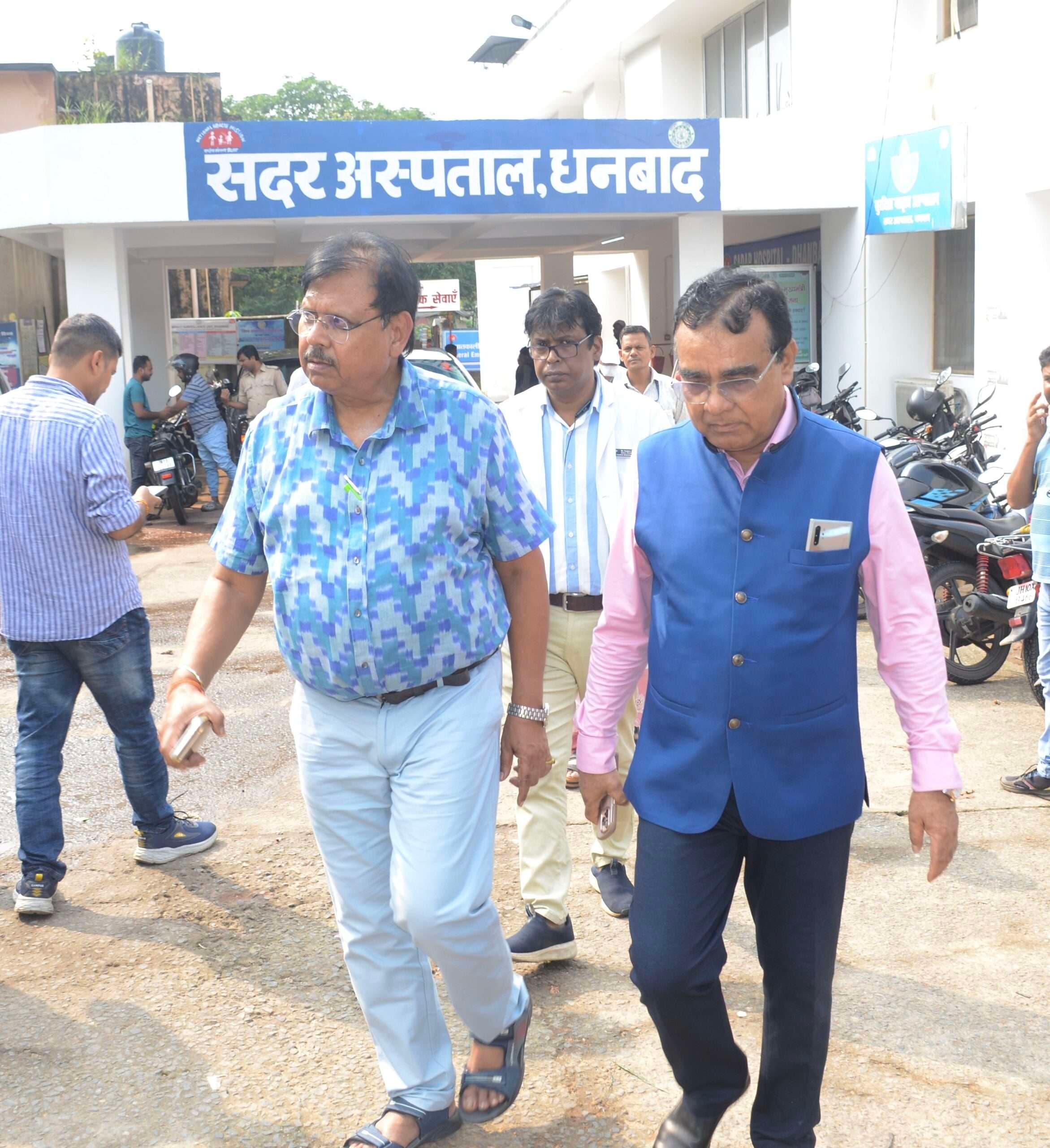 Dhanbad News: वेयर हाउस व वैक्सीन स्टोर की अव्यवस्था देख आरडीडी ने अधिकारियों को लगायी फटकार