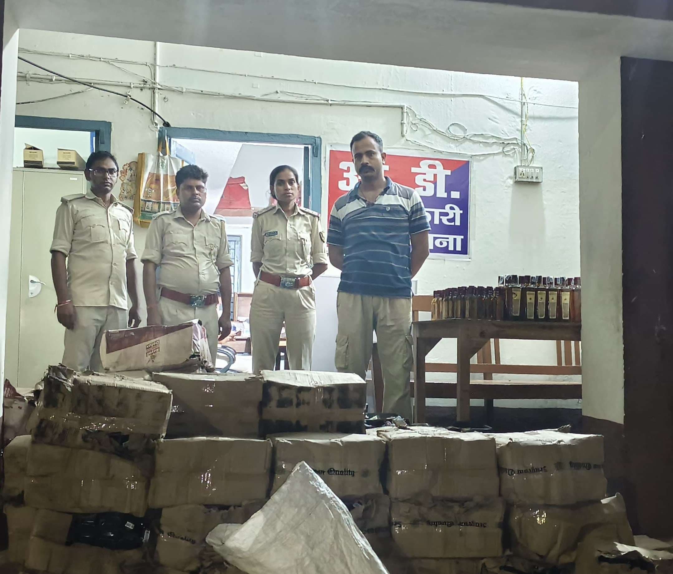 Motihari: लीची बागान में बने झोपड़ी से 65 पेटी शराब जब्त