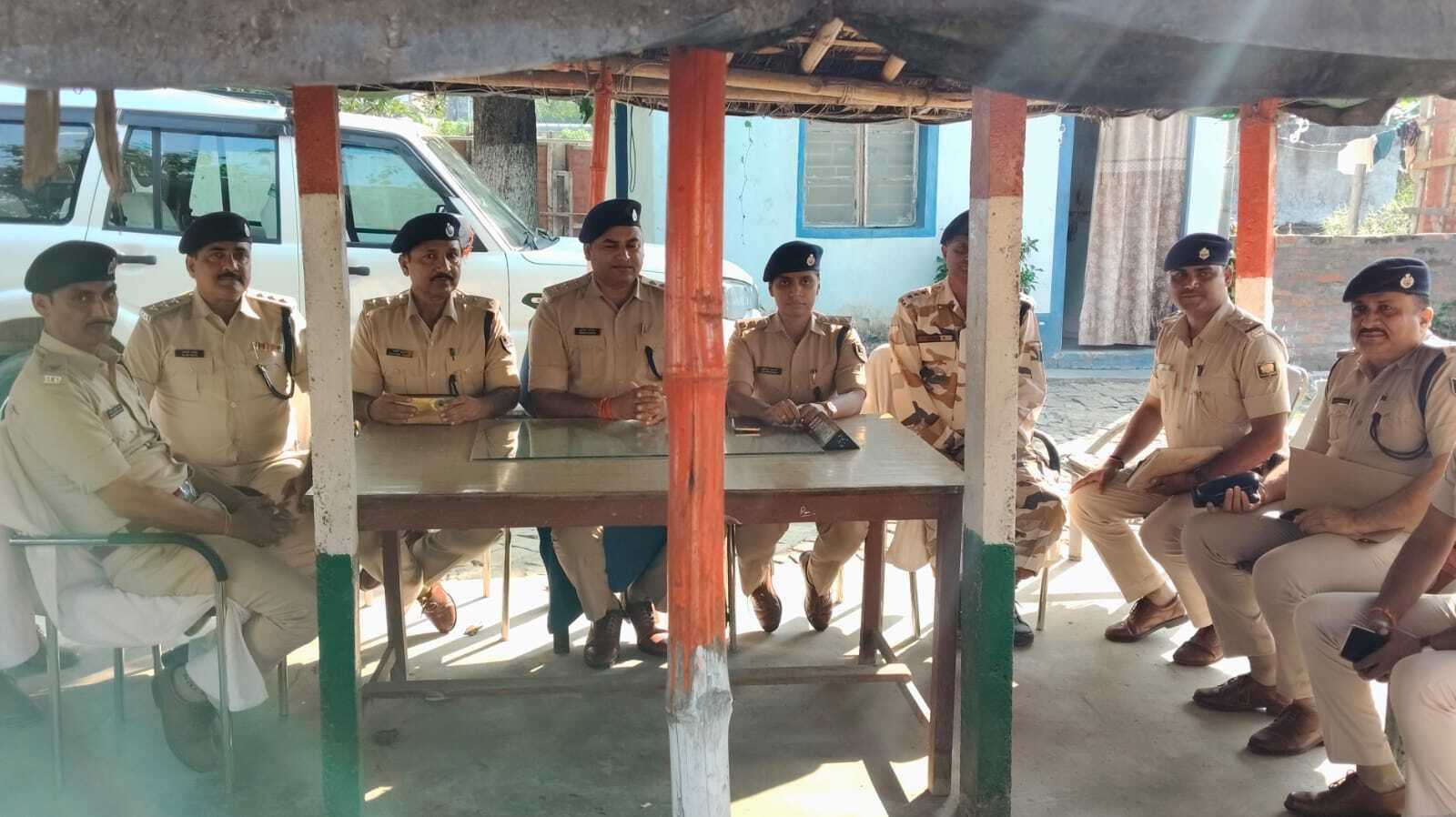 Motihari: सीमावर्ती थाना क्षेत्रों के वरीय पदाधिकारियों व थानाध्यक्षों की बैठक