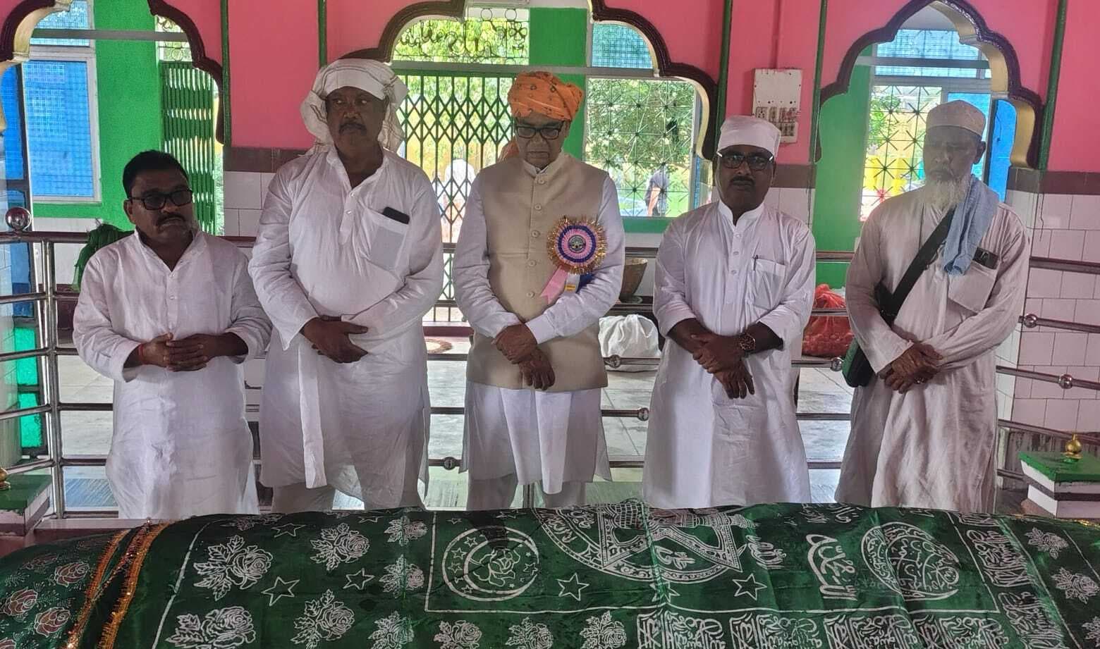 Dhanbad News : लोयाबाद मजार पर चादरपोशी करने वालों की उमड़ी भीड़