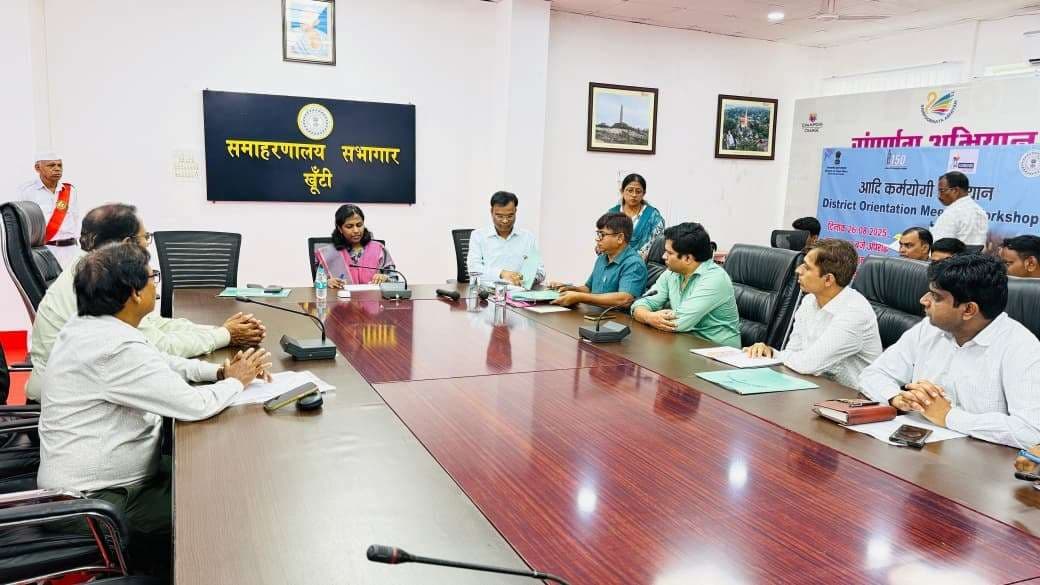 योजनाओं में गति लायें व समय पर क्रियान्वित करें