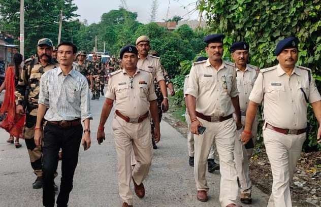 विस चुनाव को ले बड़हरा कोठी में प्रशासन ने निकाला फ्लैग मार्च