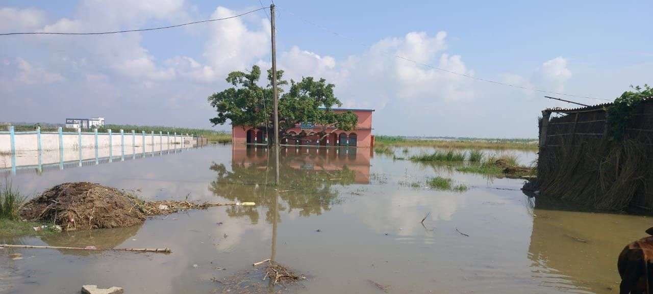 Motihari: बंजरिया में एक दर्जन से अधिक विद्यालयों में बाढ़ का पानी, पठन पाठन ठप