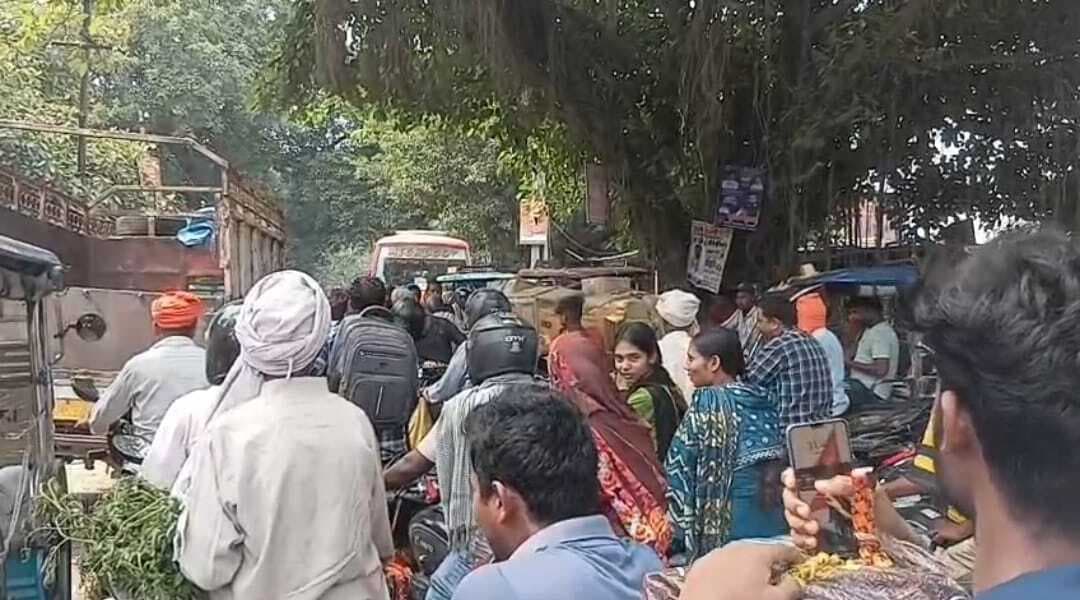 भोरे चारमुहानी पर लगा भीषण जाम, लोगों को झेलनी पड़ी भारी परेशानी