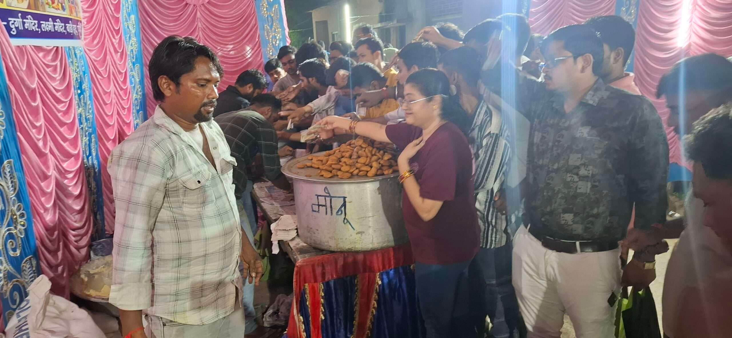 बाड़ीहाट में परवान चढ़ा लक्ष्मी पूजा का उत्सव, उमड़ने लगी भक्तों की भीड़