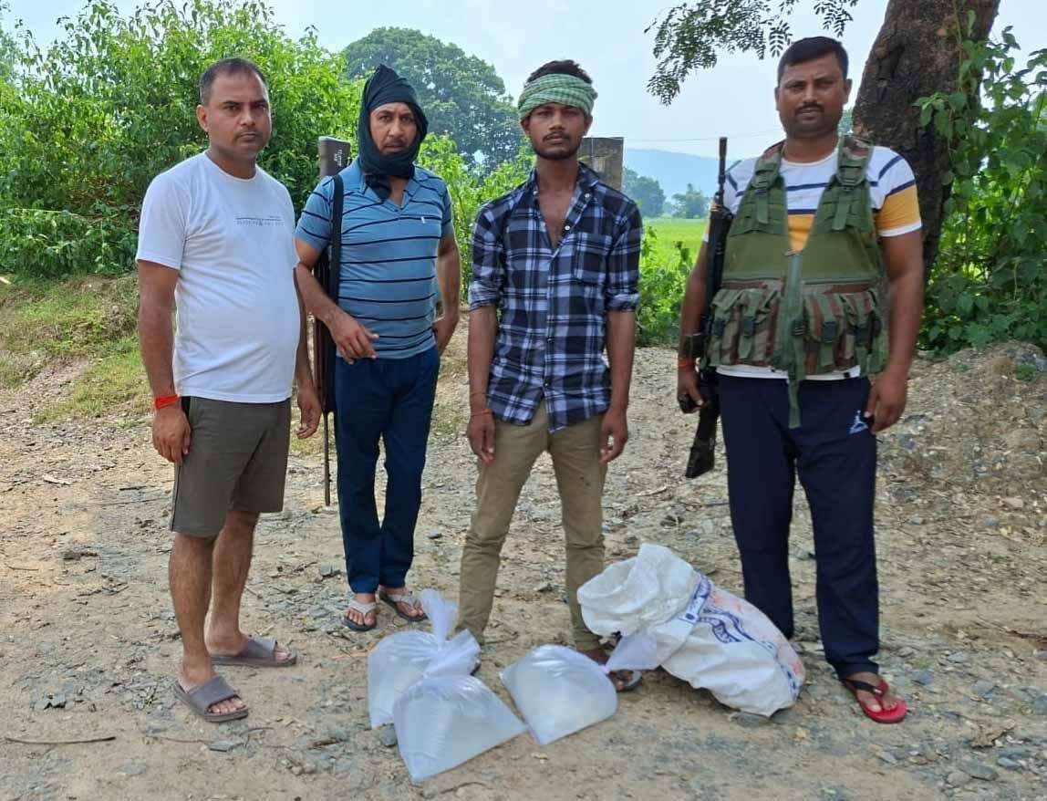 30 लीटर देसी शराब के साथ तस्कर गिरफ्तार