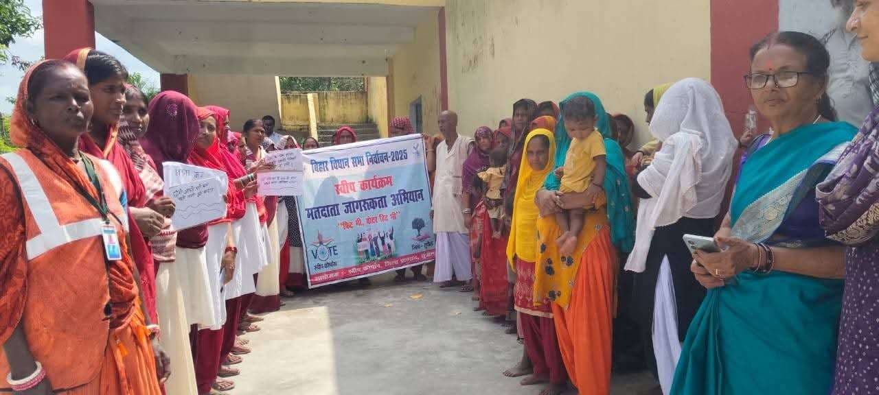 बाढ़ राहत शिविर में मतदान को ले लोगों को किया जागरूकता