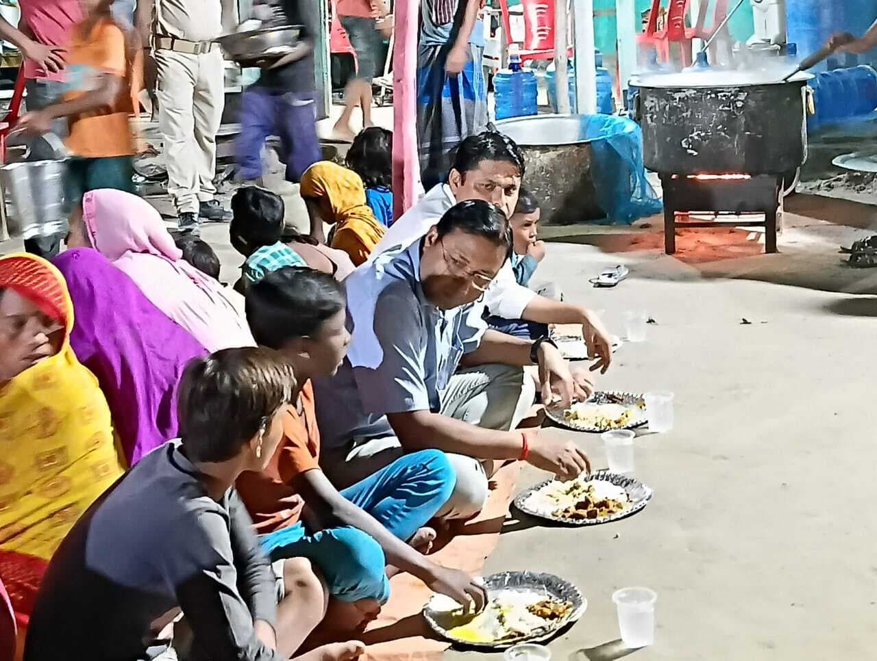 एसडीएम ने किया राहत शिविरों का निरीक्षण, बाढ़ पीड़ितों के साथ किया भोजन