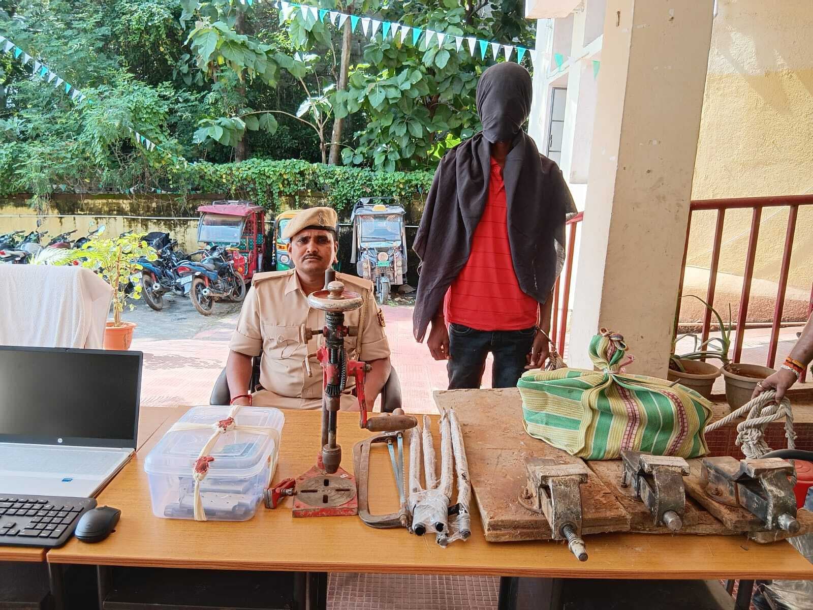 तौफिर दियारा में मिनीगन फैक्टरी का उद्भेदन, एक गिरफ्तार, चार फरार