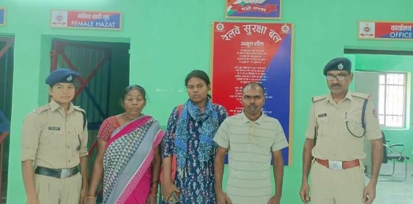 वंदे भारत के आगे लेट गया विक्षिप्त, आरपीएफ ने हटाया