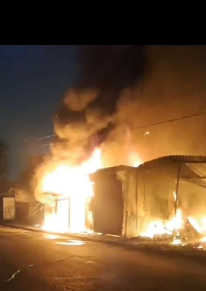 Jamshedpur news. बागबेड़ा : झोपड़ीनुमा दुकानों में लगी लाग, 10 दुकानें जलने से लाखों का नुकसान