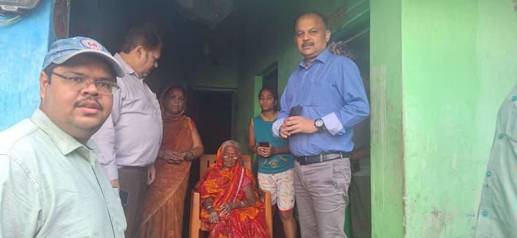 डीएम ने वयोवृद्ध मतदाता से की भेंट, मतदान के लिए किया आग्रह