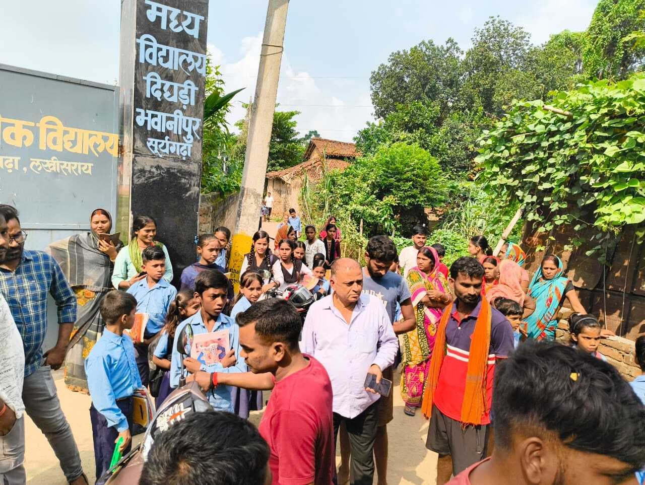 सूर्यगढ़ा में ग्रामीणों ने विद्यालय का मुख्य गेट जड़ा, दो घंटे बाद खुला ताला