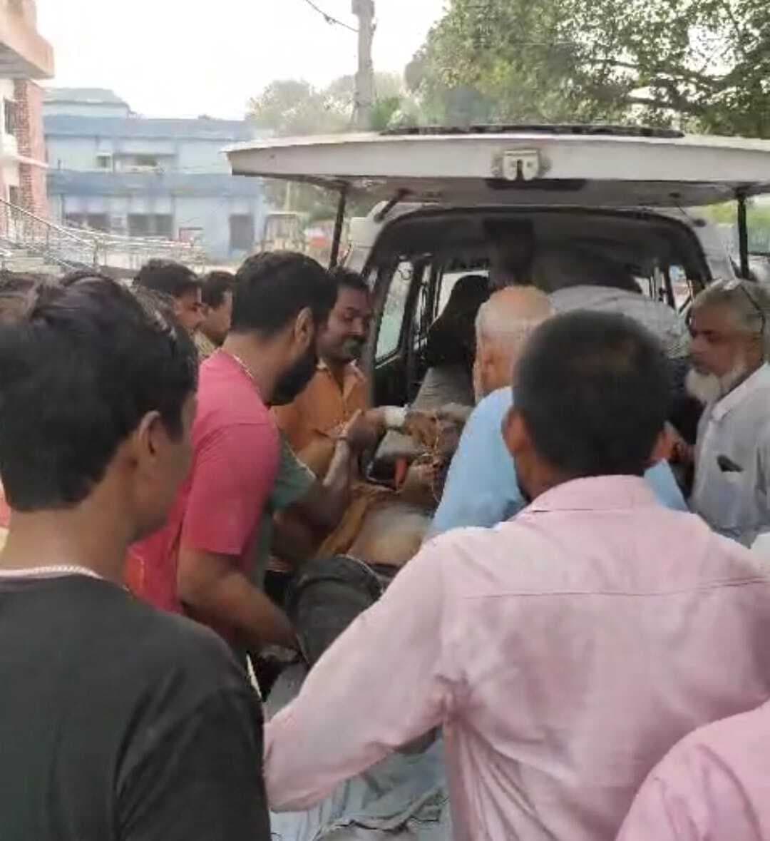 हजियापुर सब्जी मंडी में हाइटेंशन तार की चपेट में आया मजदूर, गंभीर रूप से झुलसा, गोरखपुर रेफर