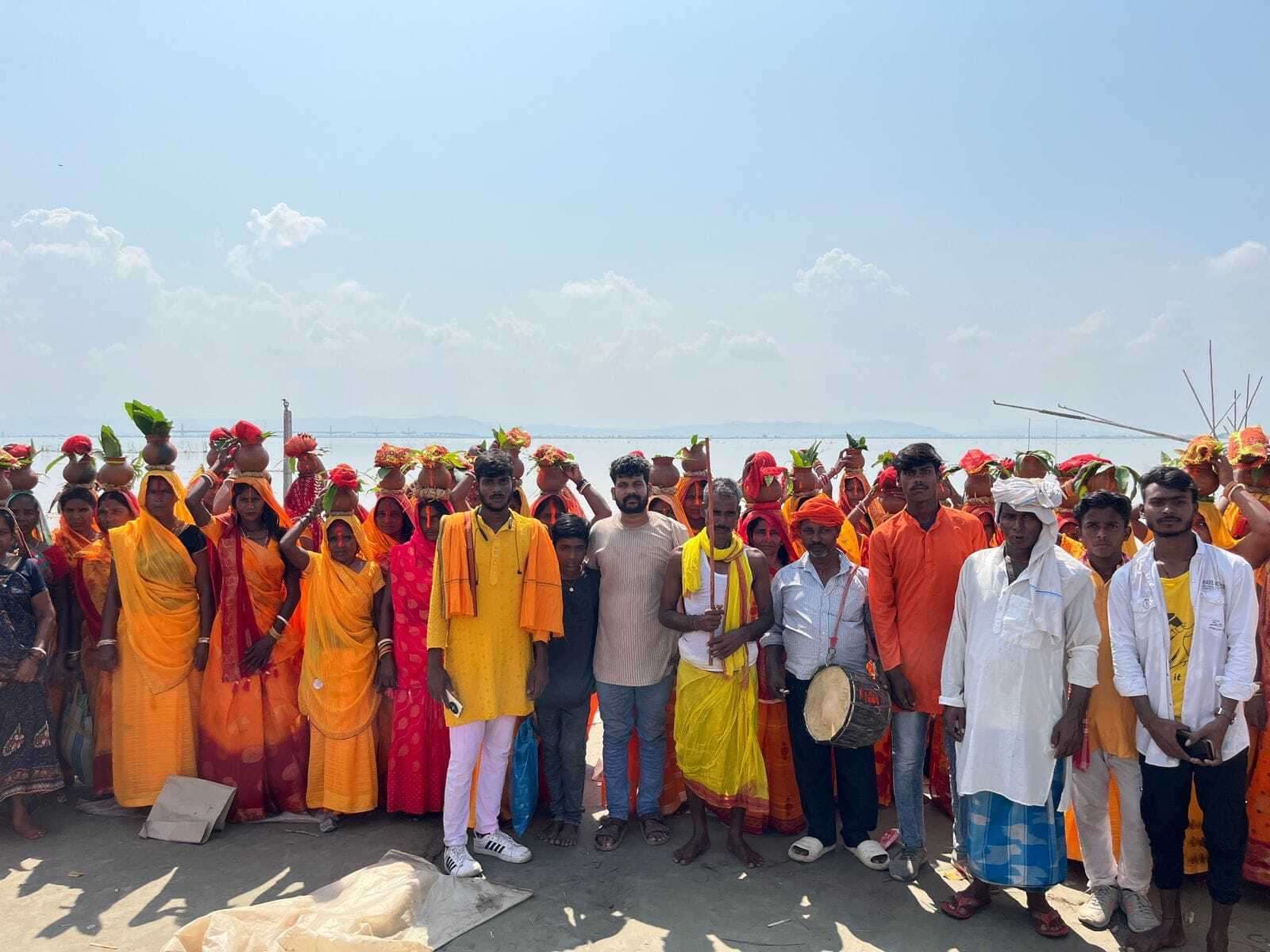 मनिहारी गंगा घाट से कलश शोभा यात्रा निकाली गयी