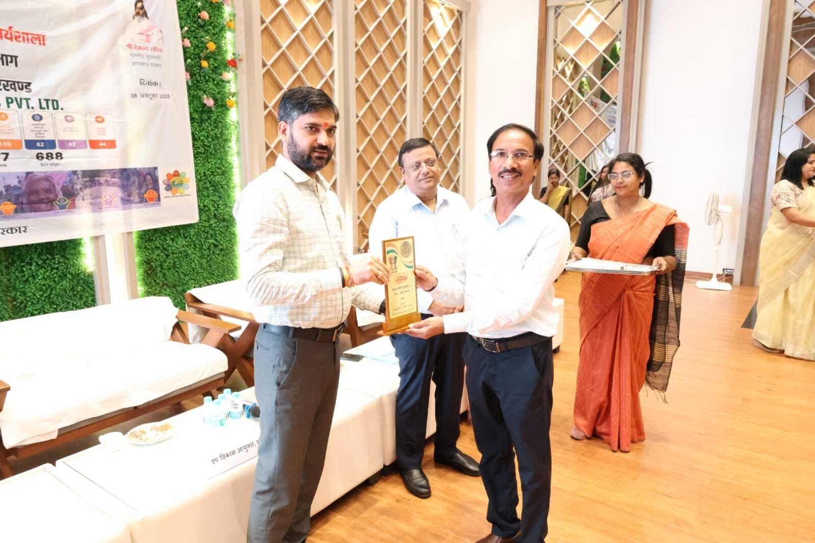 पंचायतों व प्रखंडों में बेहतर कार्य करें व पोर्टल पर नियमित डेटा अपलोड करें