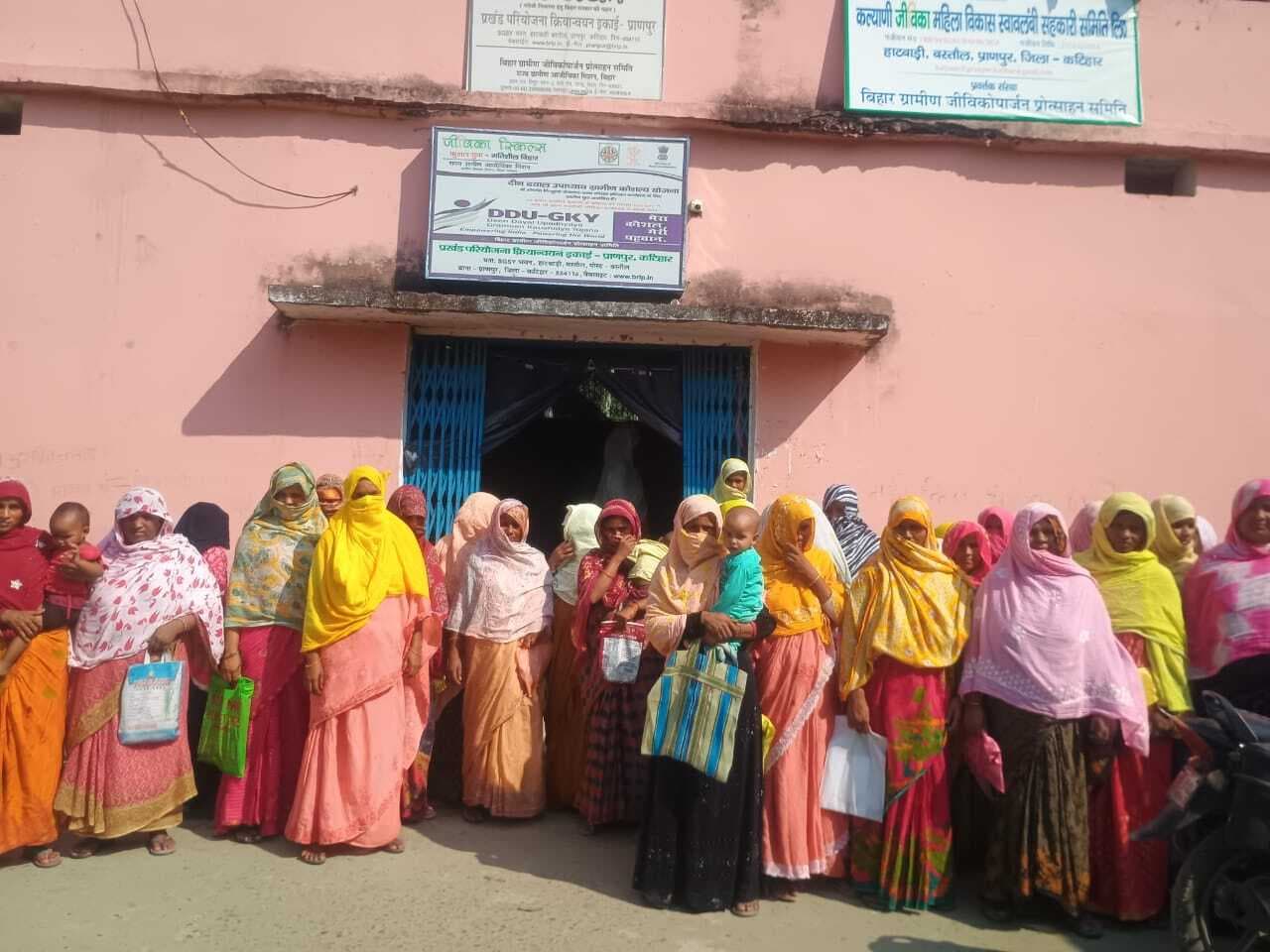 जीविका के खाते में 10 हजार नहीं आने पर हंगामा