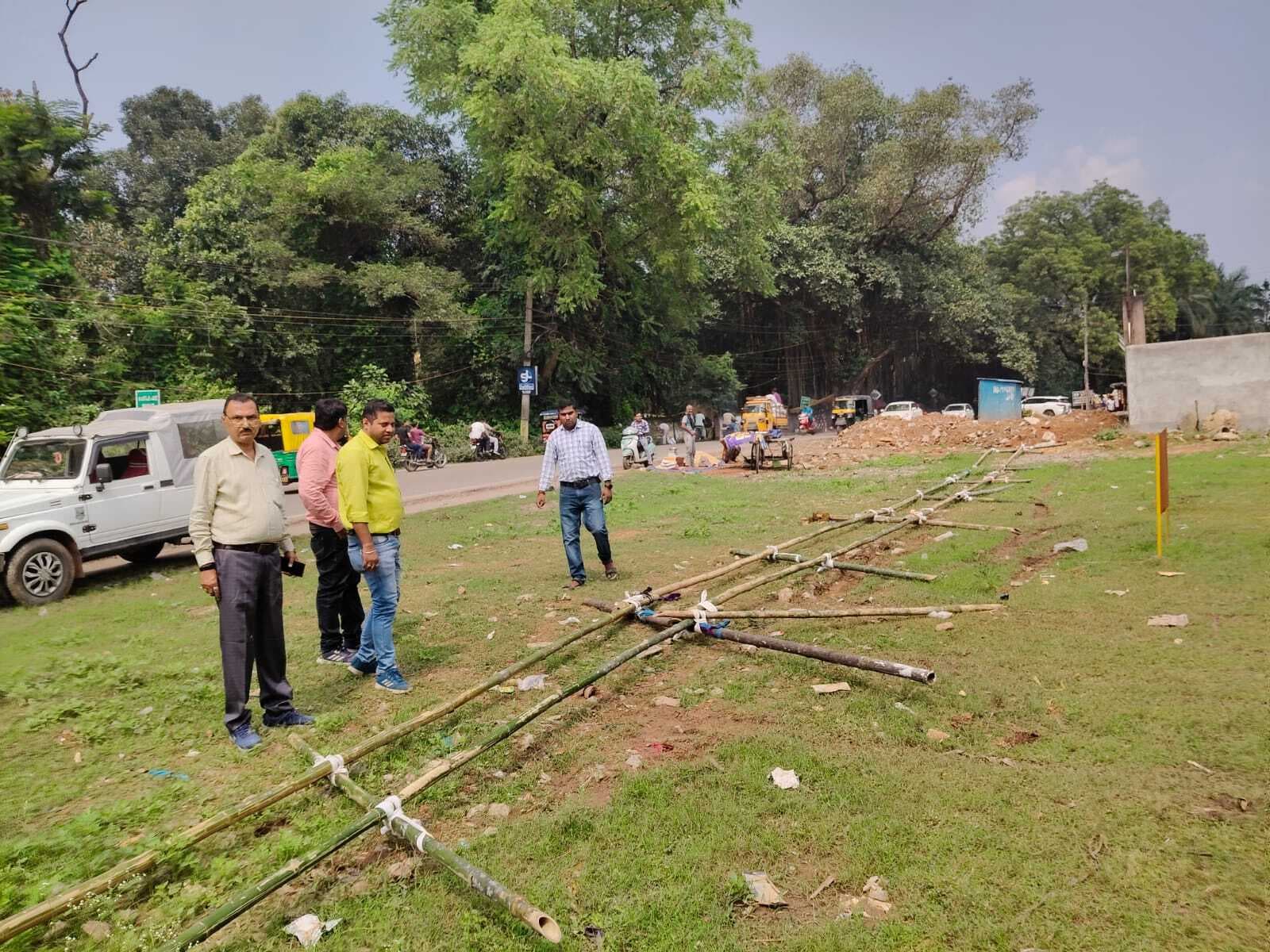 Jamshedpur news. खासमहल में फिर अतिक्रमण का प्रयास, अंचल कार्यालय ने बांस-बल्ली से बने घेरा को तोड़ा