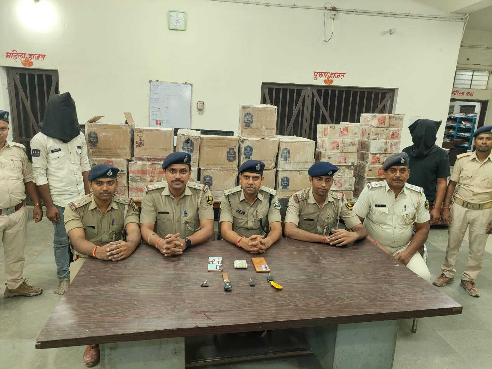 दो वाहन से 443 लीटर शराब बरामद, दो तस्कर गिरफ्तार