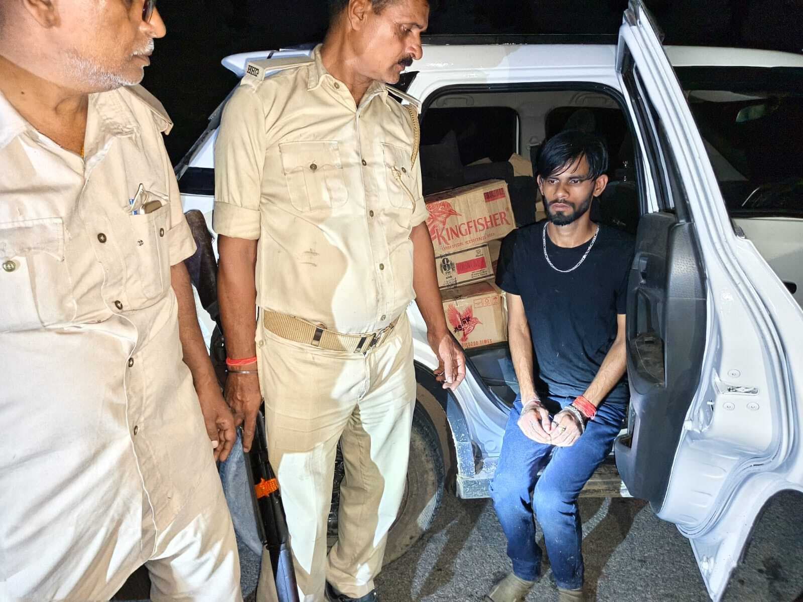 लग्जरी कार से भारी मात्रा में विदेशी शराब बरामद, तस्कर गिरफ्तार