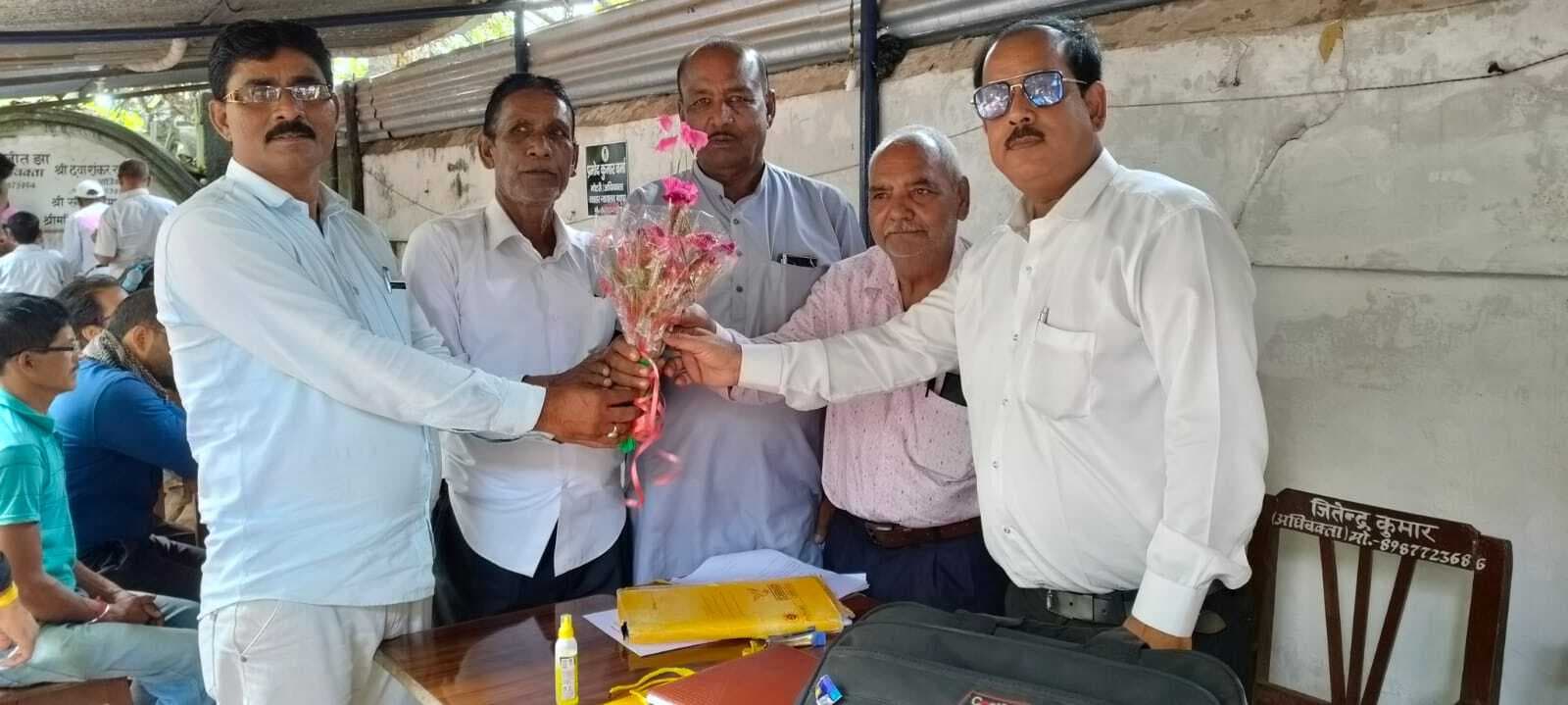 ग्राम प्रधान संघ के अध्यक्ष को किया गया सम्मानित