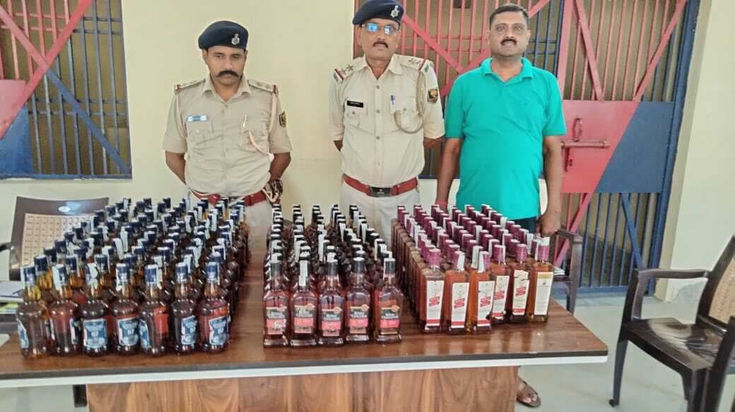 दुर्घटनाग्रस्त ऑटो से 316 बोतल शराब बरामद, तस्कर व चालक पर प्राथमिकी