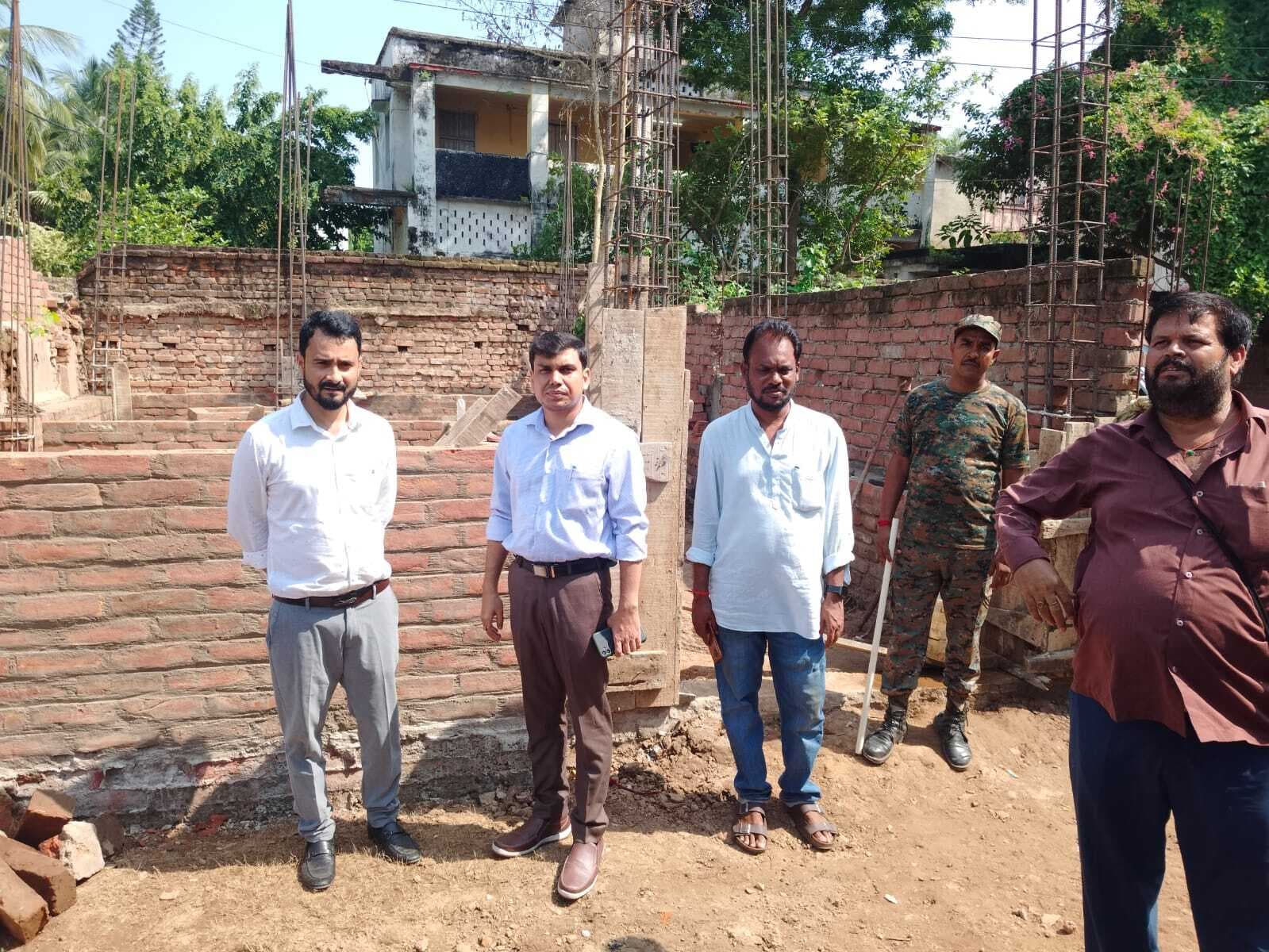 खास महाल की भूमि पर अवैध अतिक्रमण रोकने निकली टीम, भवन निर्माण कार्य रोका