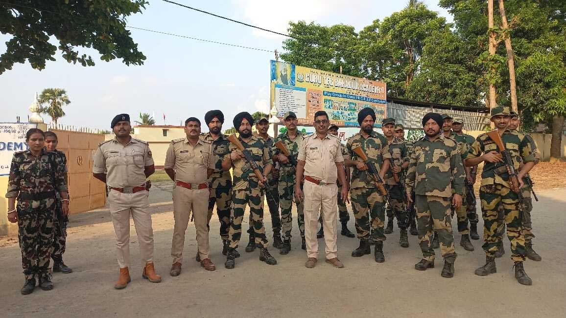 विधानसभा चुनाव निष्पक्ष व भयमुक्त कराने को बीएसएफ ने क्षेत्र में किया फ्लैग मार्च