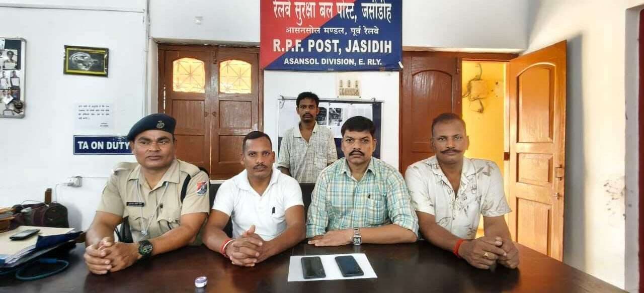 Deoghar news : आरपीएफ ने चोरी के मोबाइल के साथ युवक को पकड़ा, प्राथमिकी दर्ज