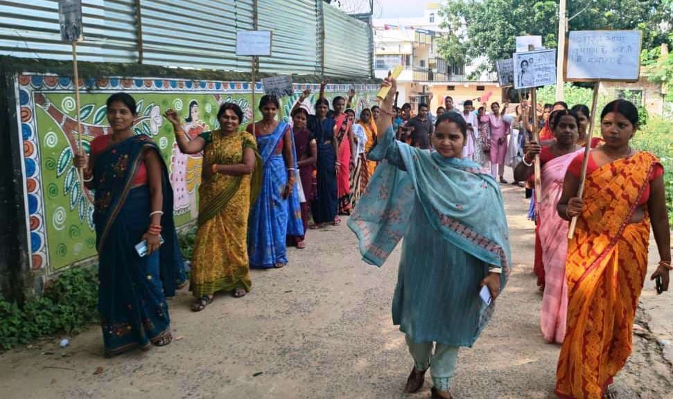 जागरूकता रैली में मतदान न केवल अधिकार है, बल्कि कर्तव्य भी... के लगे नारे