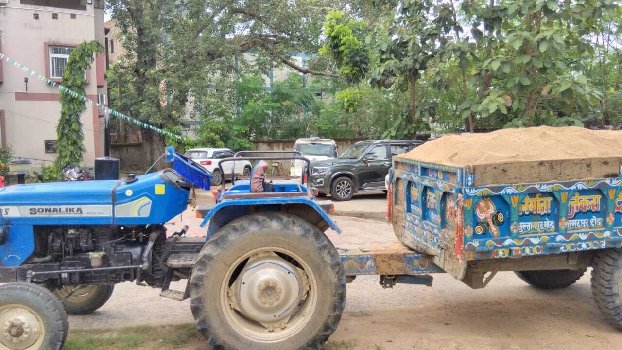 बालू लदा ट्रैक्टर जब्त, चालक फरार