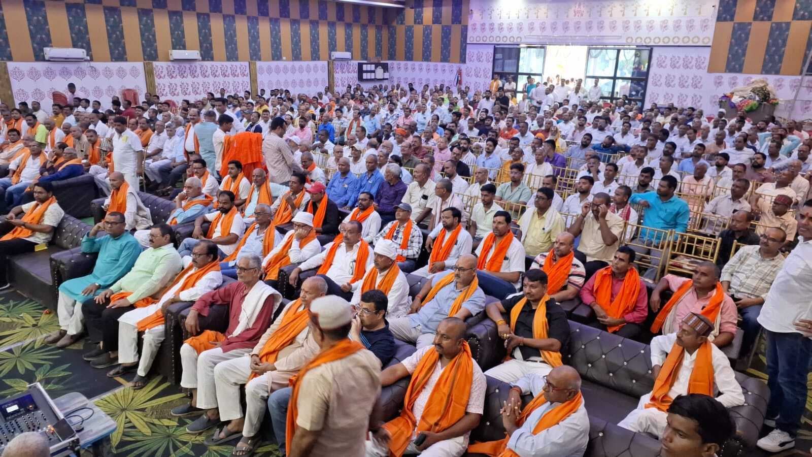 जरूरी. अरार मोड़ स्थित मैरेज हॉल में ब्रह्मर्षि वैदिक महासभा का हुआ आयोजन