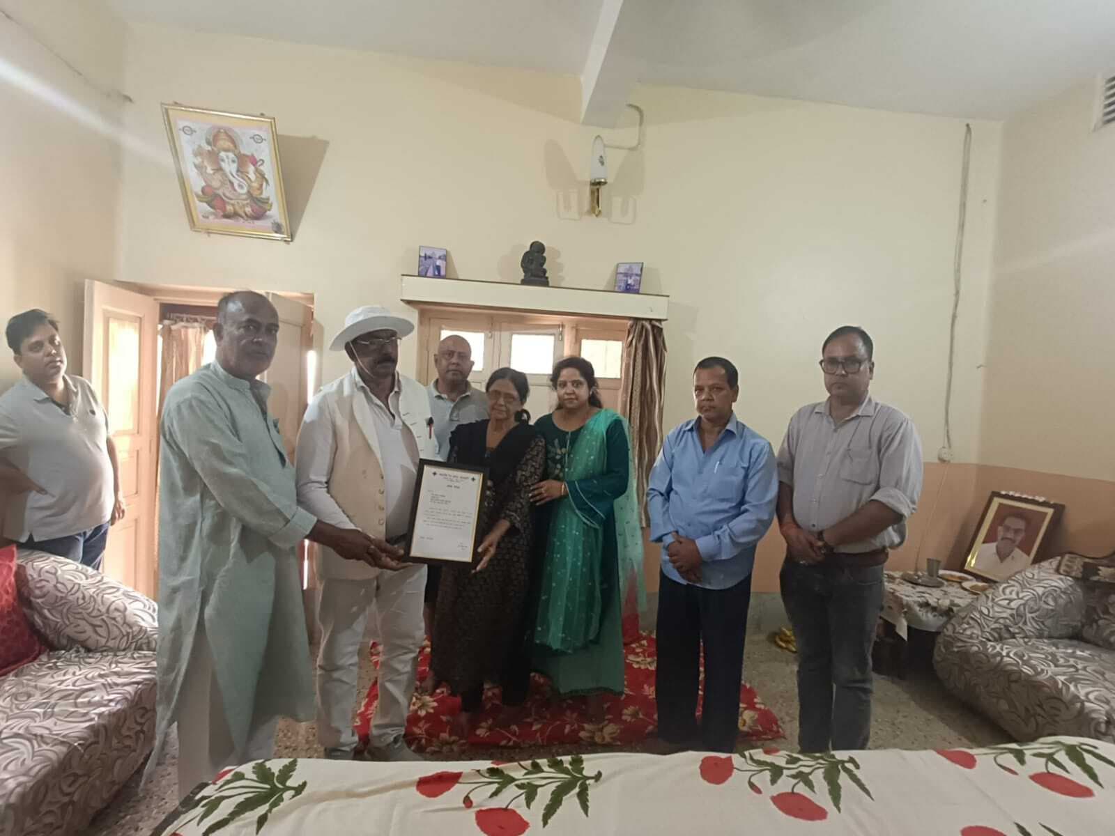 रेडक्रॉस ने शोकाकुल परिवार को सौंपा शोक पत्र