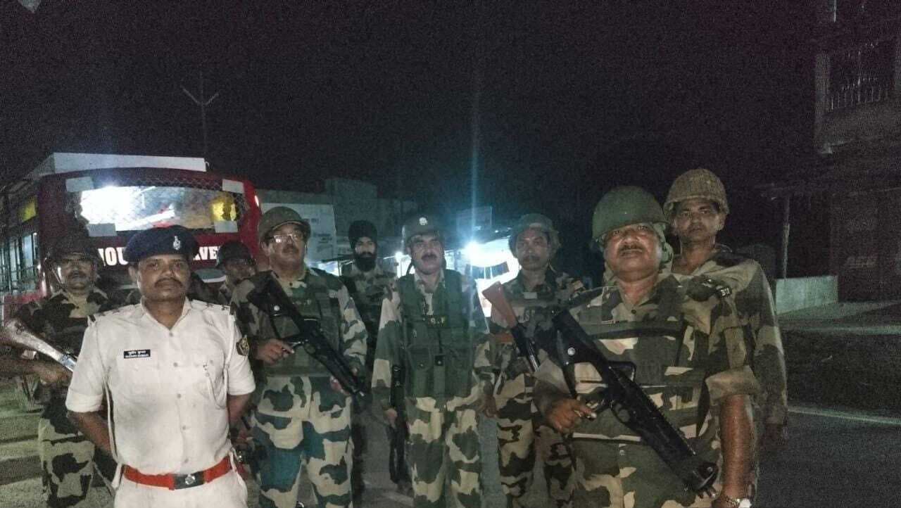 सदर थाना की पुलिस व अर्धसैनिक बल के जवानों ने की गश्ती