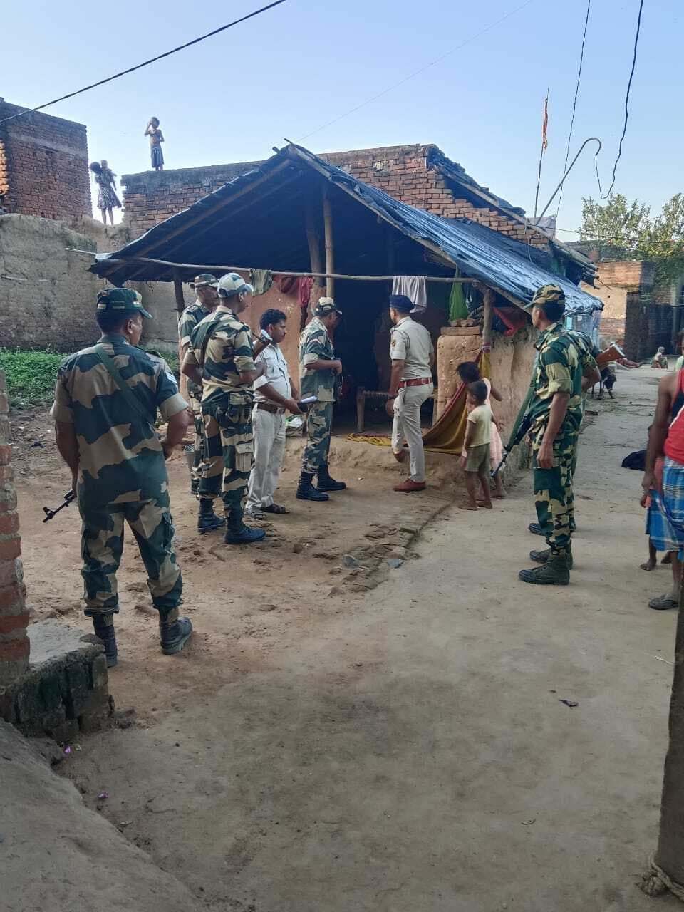 धोरैया पुलिस ने दो अलग-अलग गांवों में की छापेमारी, वारंटी फारार