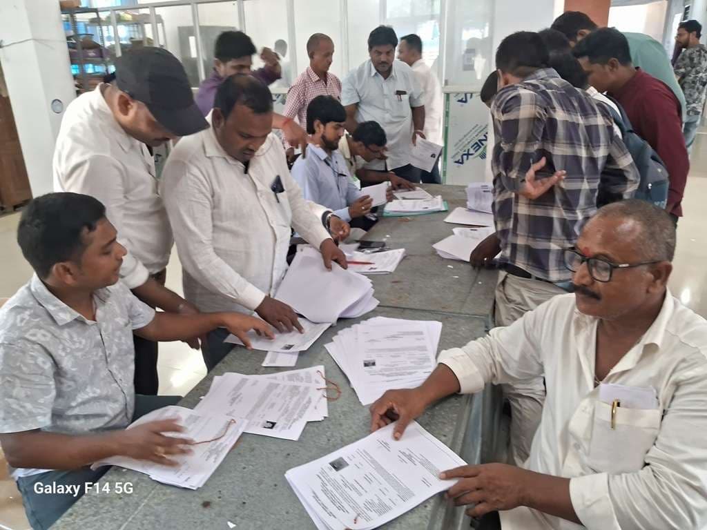 शंभुगंज में मतदान कर्मियों के बीच प्रथम नियुक्ति पत्र वितरित