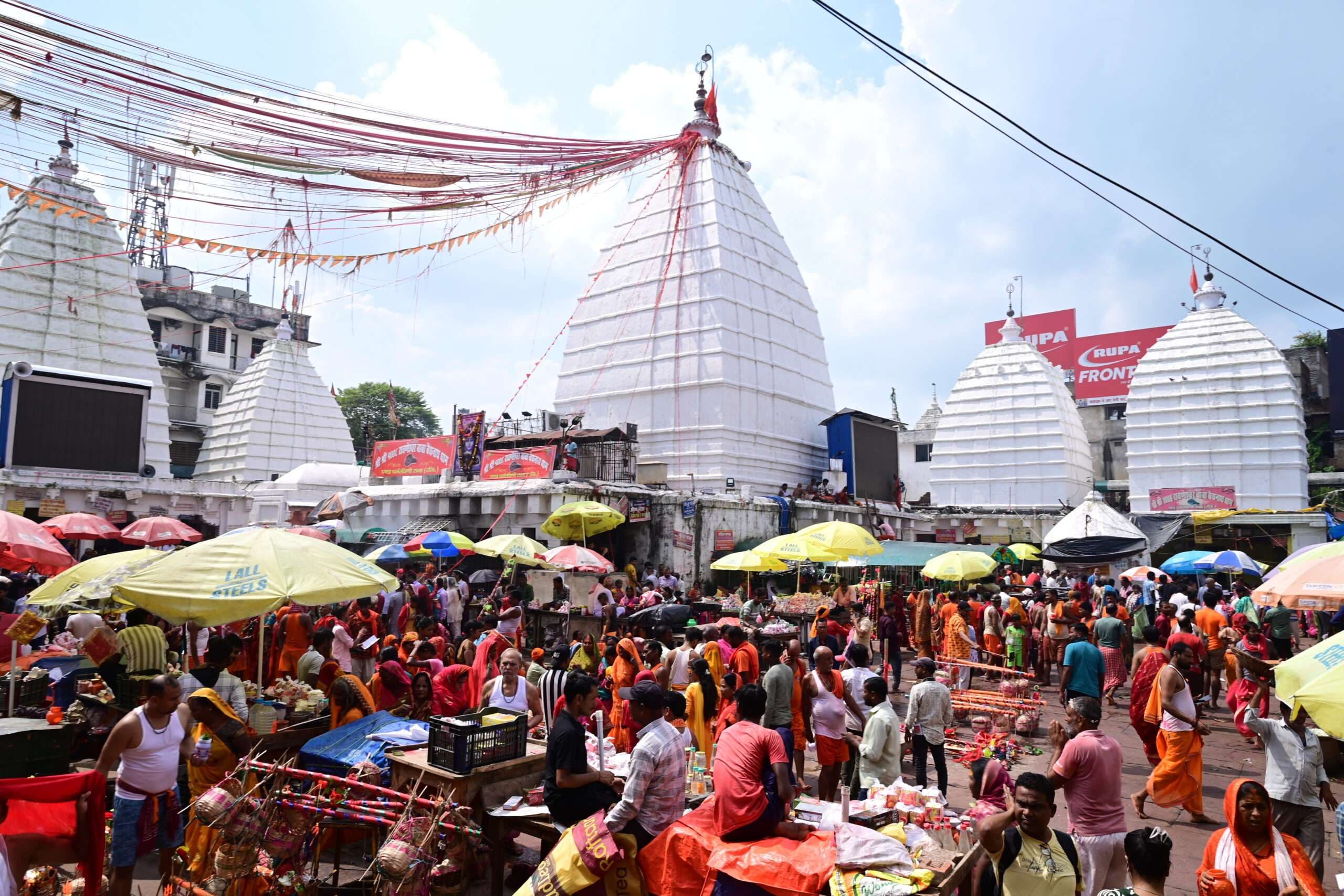 Deoghar news : कार्तिक मास में बढ़ी श्रद्धालुओं की भीड़,  बाबा नगरी में उमड़ने लगे भक्त