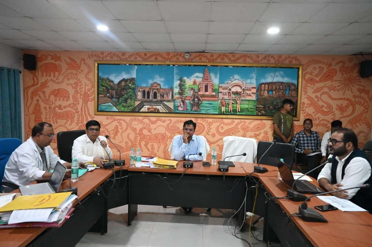 अस्पताल इलाज की सुविधाओं व बायो-मेडिकल अपशिष्ट प्रबंधन में उत्कृष्टता हासिल करें : डीसी