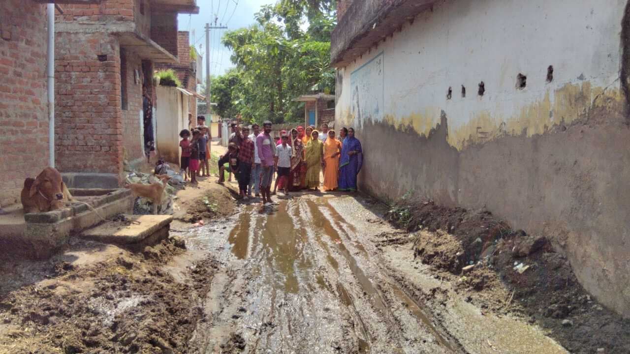 चिह्नित स्थल पर ढक्कनदार नाला निर्माण नहीं होने से ग्रामीणों में आक्रोश