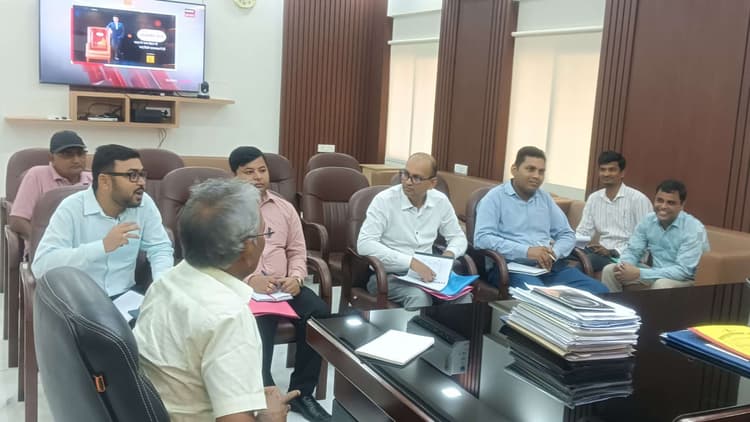 चुनाव के दौरान सोशल मीडिया को लेकर रहें सतर्क, सभी मतदान केंद्र पर हो पूरी व्यवस्था- डीएम