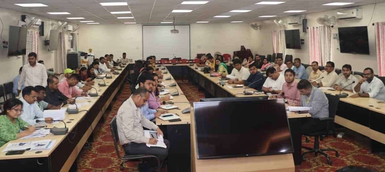 निर्वाचन आयोग के दिशा-निर्देशों का सख्ती से करें पालन: डीएम