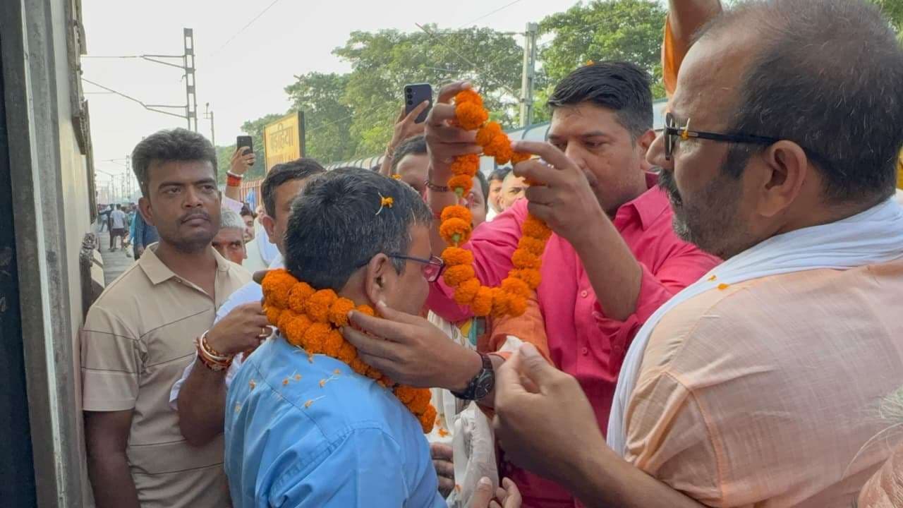 बड़हिया स्टेशन पर हिमगिरी एक्सप्रेस का ठहराव, ग्रामीणों ने जतायी खुशी