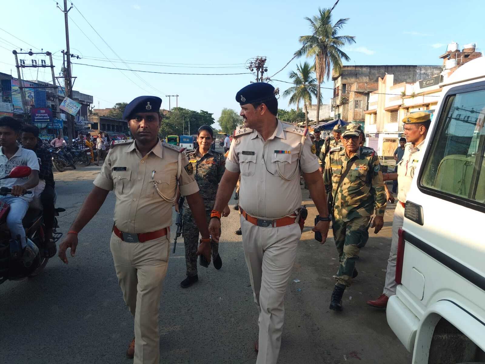 रजौन में निकाला गया फ्लैग मार्च