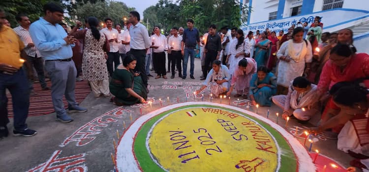 मोमबत्ती जलाकर व रंगोली के माध्यम से मतदाताओं का किया जागरूक