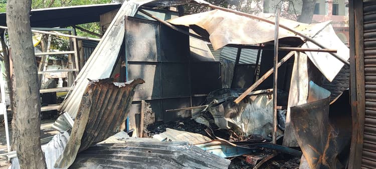 अग्निशमन विभाग के पदाधिकारियों ने अगलगी की घटना की जांच की